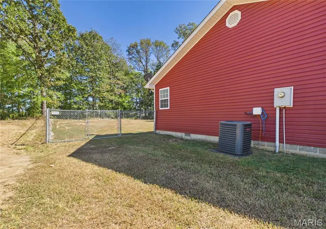 Photo 3 of Sale Pending at 303 Murfield Dr, Poplar Bluff, MO 63901 | MLS# MIS26063246 | Listing updated on 2026-10-06