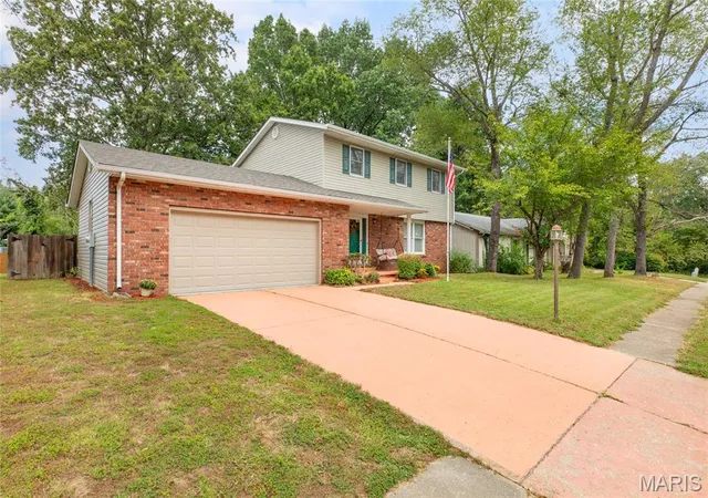 Photo 2 of Sale Pending at 1902 Muny Vista Ct, Alton, IL 62002 | MLS# MIS26063255 | Listing updated on 2026-10-03