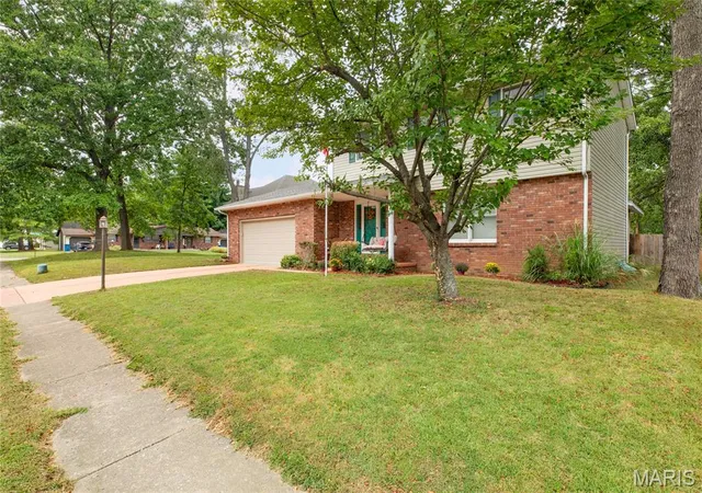 Photo 3 of Sale Pending at 1902 Muny Vista Ct, Alton, IL 62002 | MLS# MIS26063255 | Listing updated on 2026-10-03