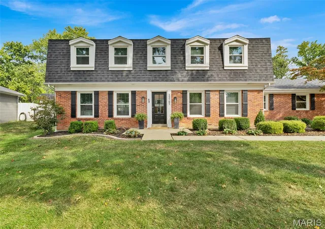 Photo 2 of Single family home for sale at 15765 Carriage Hl Dr, Chesterfield, MO 63017 | MLS# MIS26063257 | Listing updated on 2026-10-28