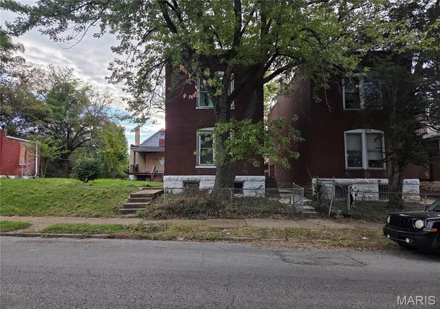 Photo 1 of Single family home for sale at 4452 S Compton Ave, Saint Louis, MO 63111 | MLS# MIS26063259 | Listing updated on 2026-10-01