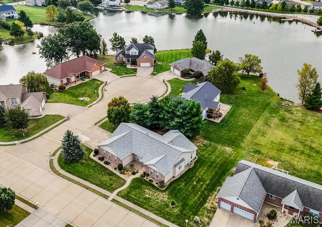 Photo 3 of Single family home for sale at 1024 W Fallen Lake Dr, Waterloo, IL 62298 | MLS# MIS26063266 | Listing updated on 2026-10-04