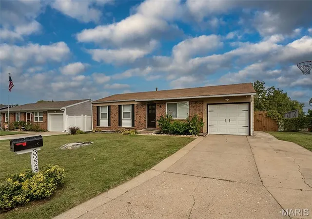 Photo 2 of Single family home for sale at 3224 Highgate Ln, Saint Charles, MO 63301 | MLS# MIS26063272 | Listing updated on 2026-10-06