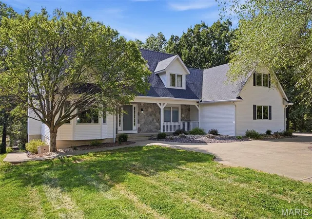 Photo 2 of Single family home for sale at 9 Denzel Dr, Greenville, IL 62246 | MLS# MIS26063279 | Listing updated on 2026-10-01