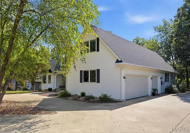 Photo 3 of Single family home for sale at 9 Denzel Dr, Greenville, IL 62246 | MLS# MIS26063279 | Listing updated on 2026-10-01