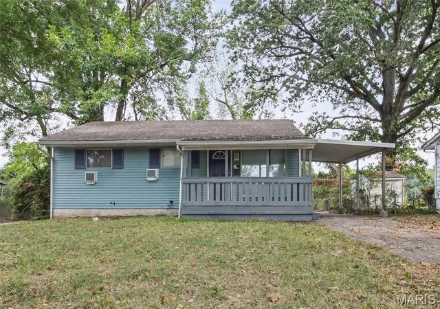 Photo 2 of Single family home for sale at 261 Glen Garry Rd, Saint Louis, MO 63137 | MLS# MIS26063285 | Listing updated on 2026-10-02