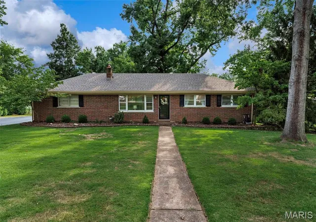 Photo 1 of Sale Pending at 11 Hedgewood Ln, Manchester, MO 63011 | MLS# MIS26063294 | Listing updated on 2026-10-06