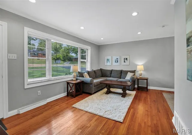 Photo 3 of Sale Pending at 11 Hedgewood Ln, Manchester, MO 63011 | MLS# MIS26063294 | Listing updated on 2026-10-06