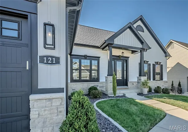 Photo 2 of Single family home for sale at 121 Eagle Ests Dr, Lake Saint Louis, MO 63367 | MLS# MIS26063298 | Listing updated on 2026-10-08