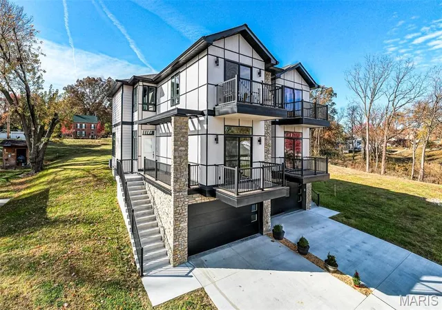 Photo 3 of Townhouse for sale at 512 West 2nd St, Washington, MO 63090 | MLS# MIS26063301 | Listing updated on 2026-10-05