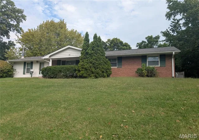 Photo 2 of Sale Pending at 45 Dorchester Dr, Belleville, IL 62223 | MLS# MIS26063304 | Listing updated on 2026-10-10