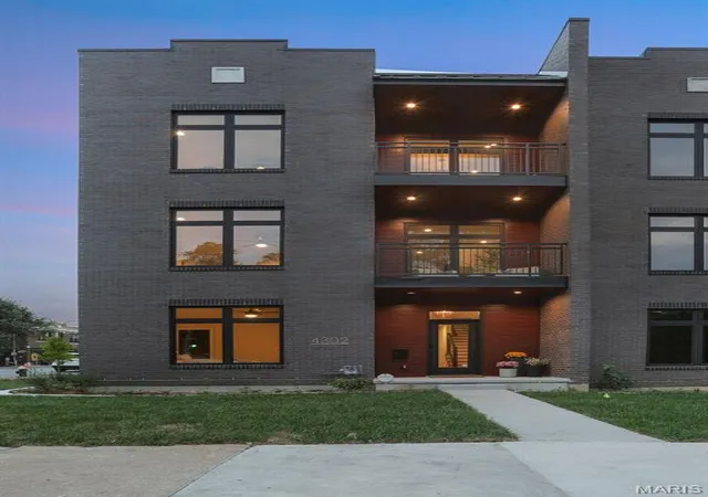Photo 2 of Townhouse for sale at 4302 Arsenal St, Saint Louis, MO 63116 | MLS# MIS26063308 | Listing updated on 2026-10-09