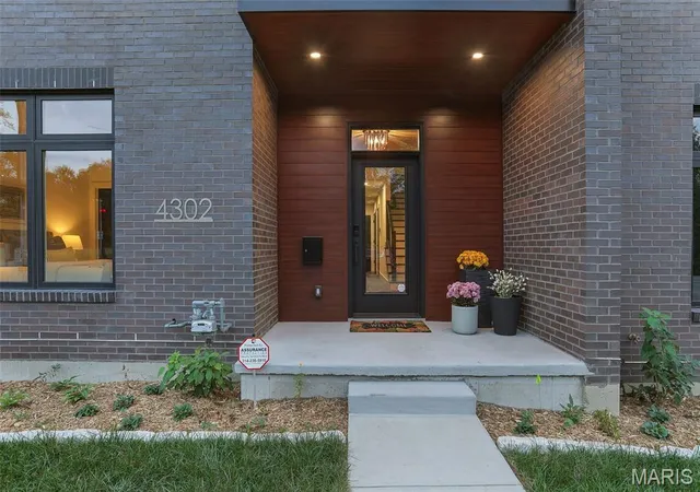 Photo 3 of Townhouse for sale at 4302 Arsenal St, Saint Louis, MO 63116 | MLS# MIS26063308 | Listing updated on 2026-10-09