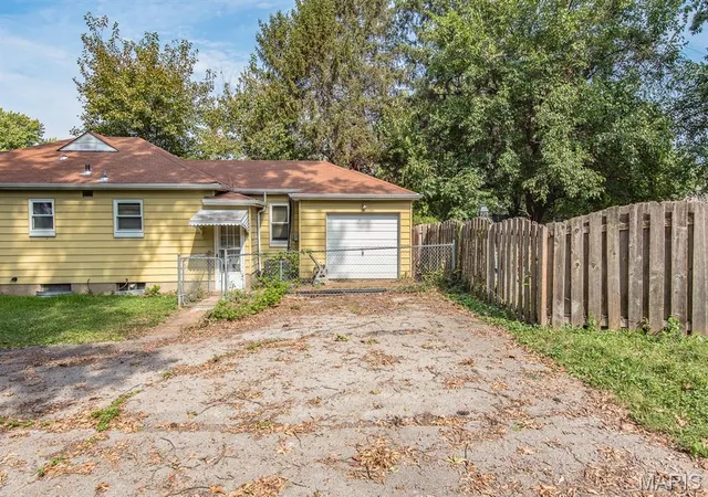 Photo 3 of Single family home for sale at 7646 Genesta St, Saint Louis, MO 63123 | MLS# MIS26063310 | Listing updated on 2026-10-01