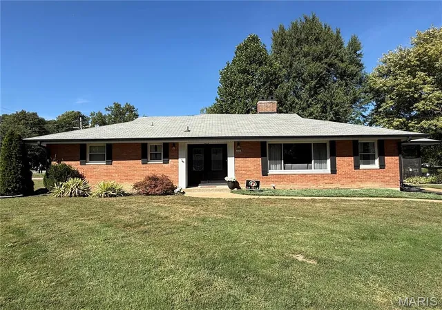 Photo 1 of Sale Pending at 31 Lakewood Ct, Collinsville, IL 62234 | MLS# MIS26063314 | Listing updated on 2026-10-07