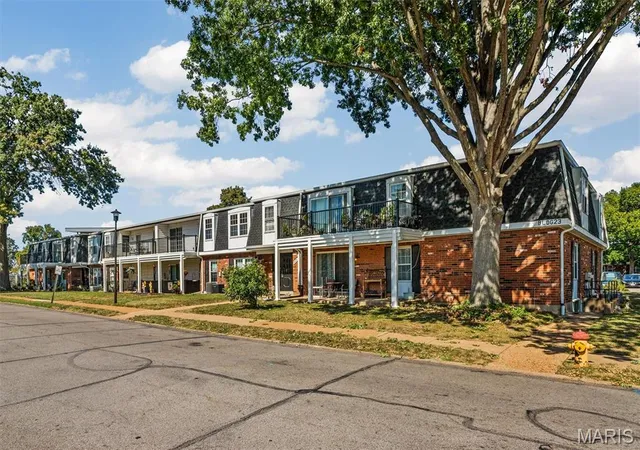 Photo 2 of Condo for sale at 853 Dumont Pl #E, Saint Louis, MO 63125 | MLS# MIS26063316 | Listing updated on 2026-10-07