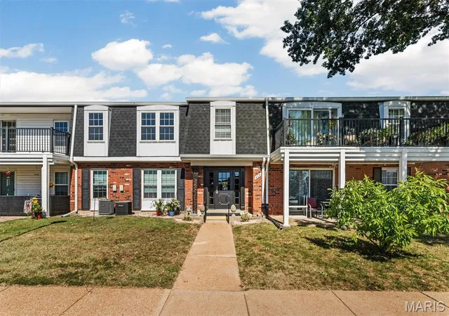 Photo 3 of Condo for sale at 853 Dumont Pl #E, Saint Louis, MO 63125 | MLS# MIS26063316 | Listing updated on 2026-10-07