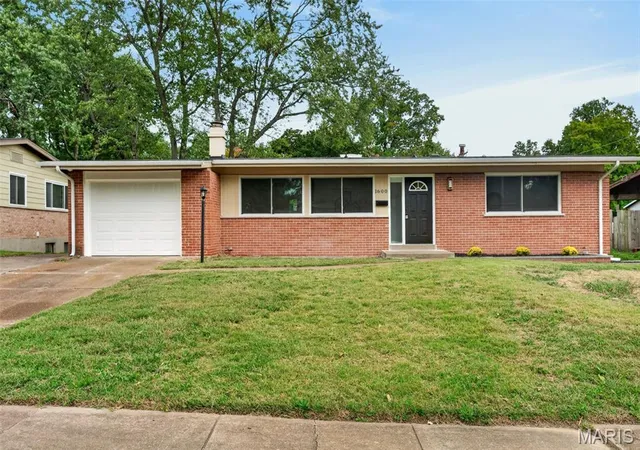 Photo 1 of Single family home for sale at 1600 Gallant Fox Dr, Florissant, MO 63033 | MLS# MIS26063317 | Listing updated on 2026-10-02