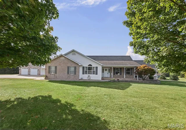 Photo 2 of Sale Pending at 7055 Heartland Dr, Moro, IL 62067 | MLS# MIS26063319 | Listing updated on 2026-10-22
