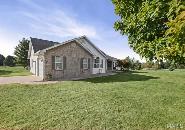 Photo 3 of Sale Pending at 7055 Heartland Dr, Moro, IL 62067 | MLS# MIS26063319 | Listing updated on 2026-10-22