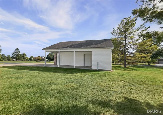 Photo 3 of Sale Pending at 7055 Heartland Dr, Moro, IL 62067 | MLS# MIS26063319 | Listing updated on 2026-10-22