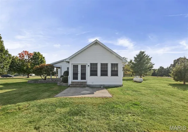 Photo 4 of Sale Pending at 7055 Heartland Dr, Moro, IL 62067 | MLS# MIS26063319 | Listing updated on 2026-10-22
