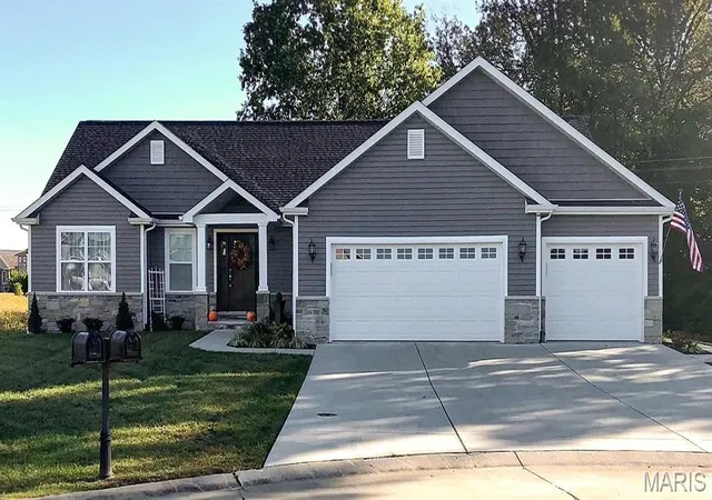 Single family home for sale at 512 Hayden Dr, Waterloo, IL 62298 | MLS# MIS26063323