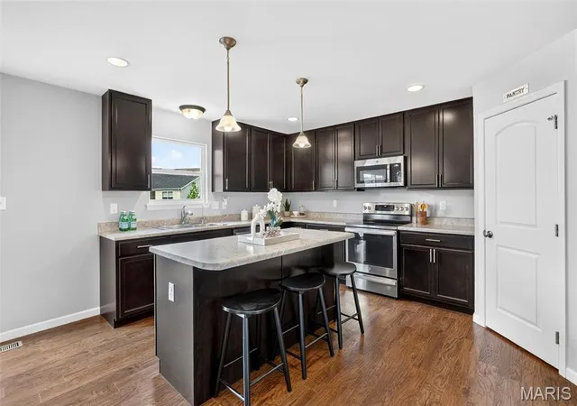 Photo 3 of Sale Pending at 1661 Woods Ml Dr, Wentzville, MO 63385 | MLS# MIS26063328 | Listing updated on 2026-10-03