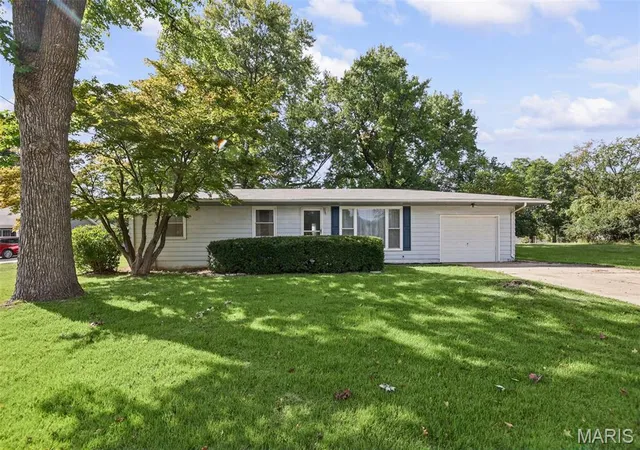Photo 2 of Single family home for sale at 211 Edding Ln, Fairview Heights, IL 62208 | MLS# MIS26063331 | Listing updated on 2026-10-06