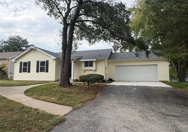 Photo 1 of Single family home for sale at 101 S Willow Grv Ct, Saint Peters, MO 63376 | MLS# MIS26063333 | Listing updated on 2026-10-01