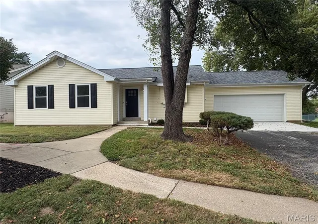 Photo 2 of Single family home for sale at 101 S Willow Grv Ct, Saint Peters, MO 63376 | MLS# MIS26063333 | Listing updated on 2026-10-01