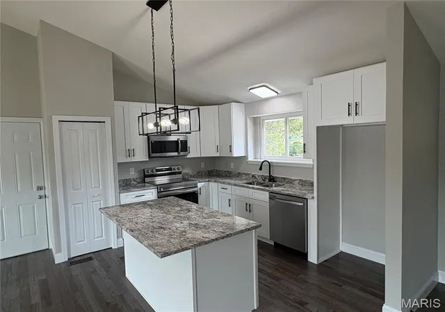 Photo 3 of Single family home for sale at 101 S Willow Grv Ct, Saint Peters, MO 63376 | MLS# MIS26063333 | Listing updated on 2026-10-01