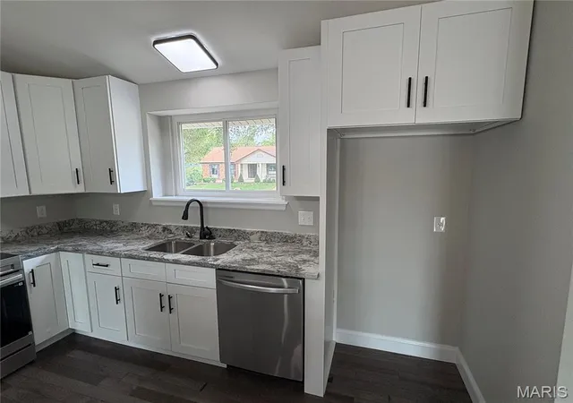 Photo 3 of Single family home for sale at 101 S Willow Grv Ct, Saint Peters, MO 63376 | MLS# MIS26063333 | Listing updated on 2026-10-01