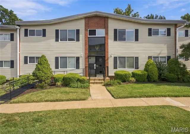Photo 1 of Condo for sale at 129 E Washington Ave #2S, Saint Louis, MO 63122 | MLS# MIS26063334 | Listing updated on 2026-10-06