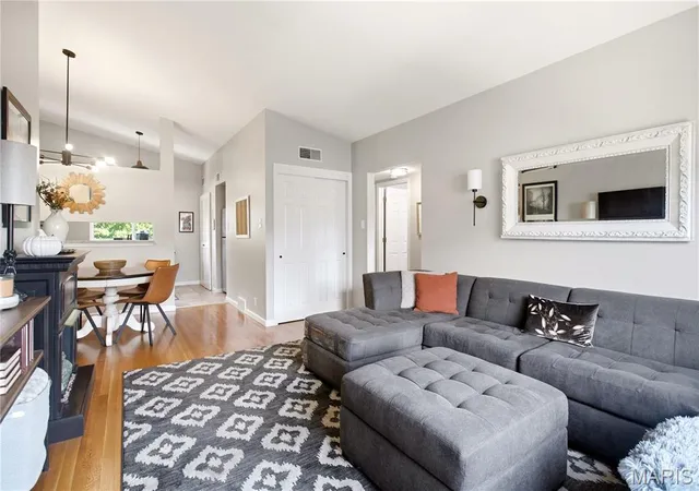 Photo 4 of Condo for sale at 129 E Washington Ave #2S, Saint Louis, MO 63122 | MLS# MIS26063334 | Listing updated on 2026-10-06