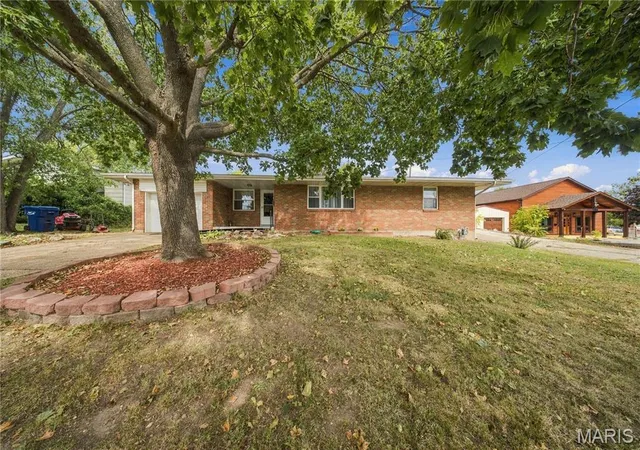 Photo 1 of Single family home for sale at 102 W Center St, Salem, MO 65560 | MLS# MIS26063345 | Listing updated on 2026-10-06