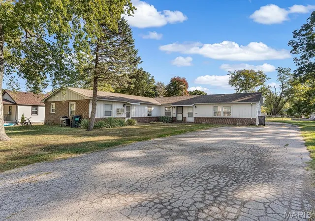 Photo 3 of Multi family home for sale at 62 Pine Trl, Fairview Heights, IL 62208 | MLS# MIS26063349 | Listing updated on 2026-10-13