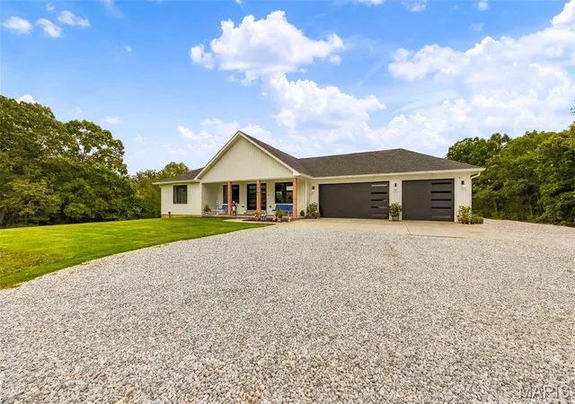 Photo 2 of Single family home for sale at 24760 State Hwy Ee, Warrenton, MO 63383 | MLS# MIS26063351 | Listing updated on 2026-10-07
