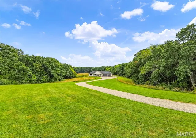 Photo 4 of Single family home for sale at 24760 State Hwy Ee, Warrenton, MO 63383 | MLS# MIS26063351 | Listing updated on 2026-10-07