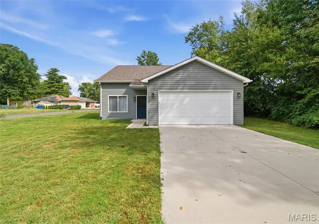 Photo 1 of Single family home for sale at 204 Oulvey Dr, Fairview Heights, IL 62208 | MLS# MIS26063366 | Listing updated on 2026-10-06