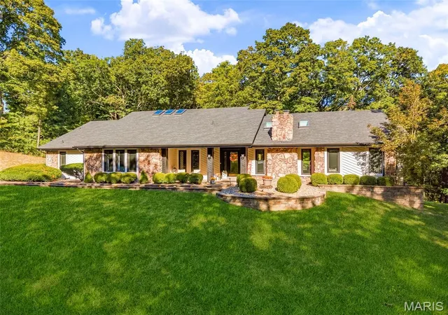 Photo 1 of Single family home for sale at 2 Deer Fld Ridge Rd, Chesterfield, MO 63005 | MLS# MIS26063376 | Listing updated on 2026-10-10