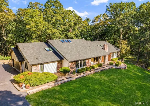 Photo 2 of Single family home for sale at 2 Deer Fld Ridge Rd, Chesterfield, MO 63005 | MLS# MIS26063376 | Listing updated on 2026-10-10