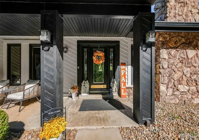 Photo 3 of Single family home for sale at 2 Deer Fld Ridge Rd, Chesterfield, MO 63005 | MLS# MIS26063376 | Listing updated on 2026-10-10