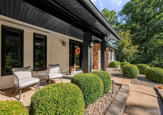 Photo 4 of Single family home for sale at 2 Deer Fld Ridge Rd, Chesterfield, MO 63005 | MLS# MIS26063376 | Listing updated on 2026-10-10