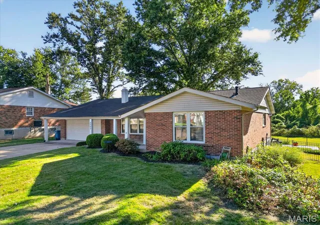 Photo 3 of Single family home for sale at 3502 Rue De Renard, Florissant, MO 63034 | MLS# MIS26063382 | Listing updated on 2026-10-08