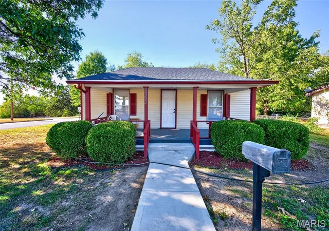 Photo 1 of Single family home for sale at 885 W 4th Street, Lebanon, MO 65536 | MLS# MIS26063385 | Listing updated on 2026-10-06