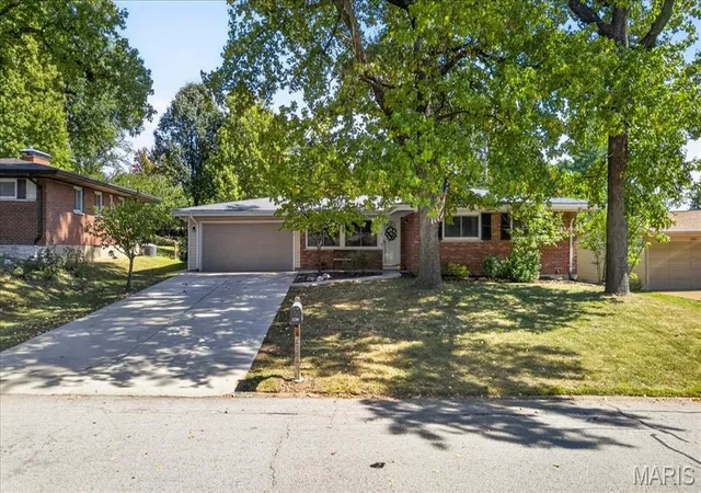 Photo 2 of Sale Pending at 8786 Fern Glen Dr, Saint Louis, MO 63126 | MLS# MIS26063415 | Listing updated on 2026-10-05