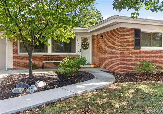Photo 3 of Sale Pending at 8786 Fern Glen Dr, Saint Louis, MO 63126 | MLS# MIS26063415 | Listing updated on 2026-10-05