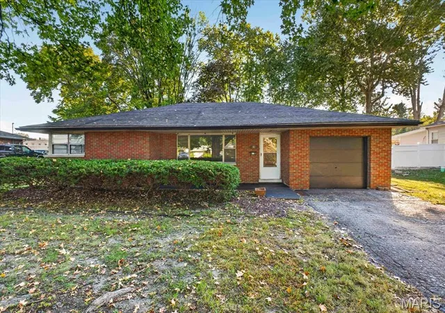 Photo 1 of Sale Pending at 31 Friendly Dr, Belleville, IL 62226 | MLS# MIS26063419 | Listing updated on 2026-10-22