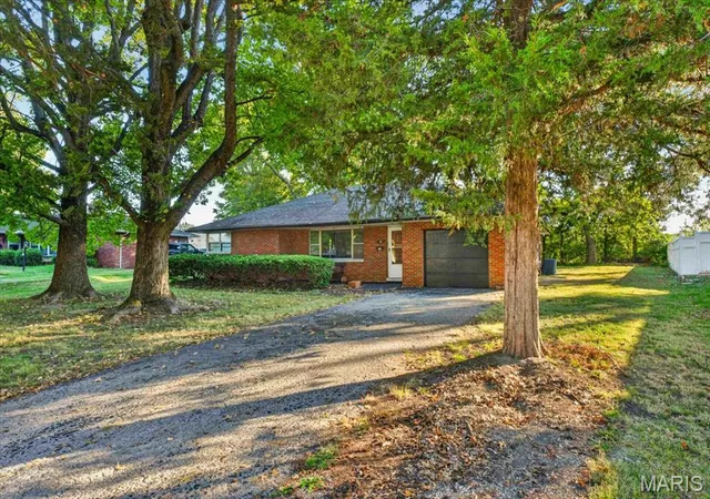Photo 3 of Sale Pending at 31 Friendly Dr, Belleville, IL 62226 | MLS# MIS26063419 | Listing updated on 2026-10-22